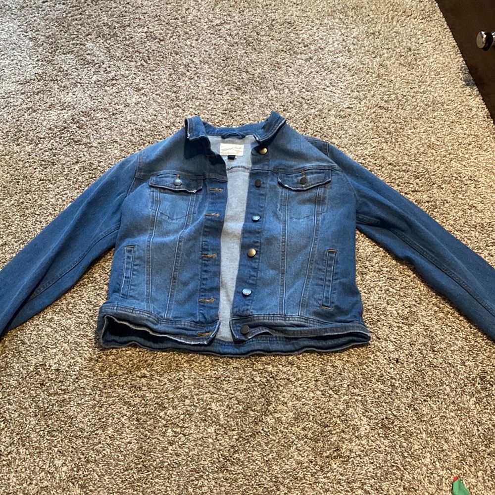 Women’s medium thick denim jacket with 6 buttons and 4 pockets.
